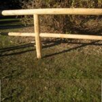 Recinzione a palo forato in castagno tornito