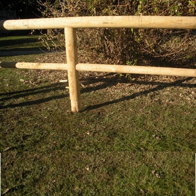 Recinzione a palo forato in castagno tornito